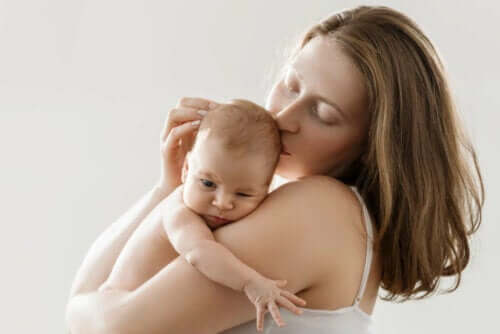 Vauvan ja äidin välinen ihokontakti on erittäin tärkeä