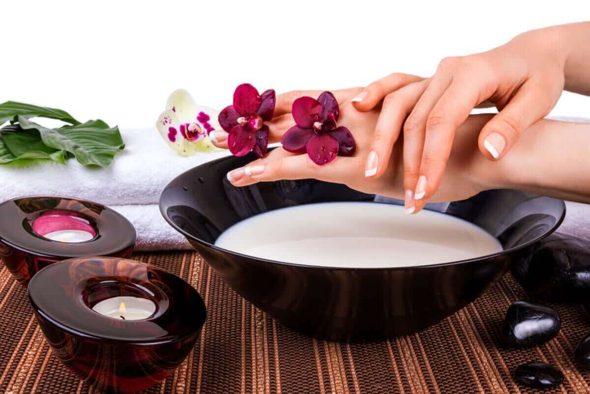 Piimänaamiot sopivat myös käsien ihon hoitoon.