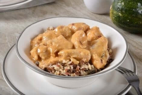 Kookosmaidossa marinoitua kanaa syödään riisin kera