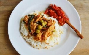 Kookosmaidossa marinoitua kanaa ja riisiä