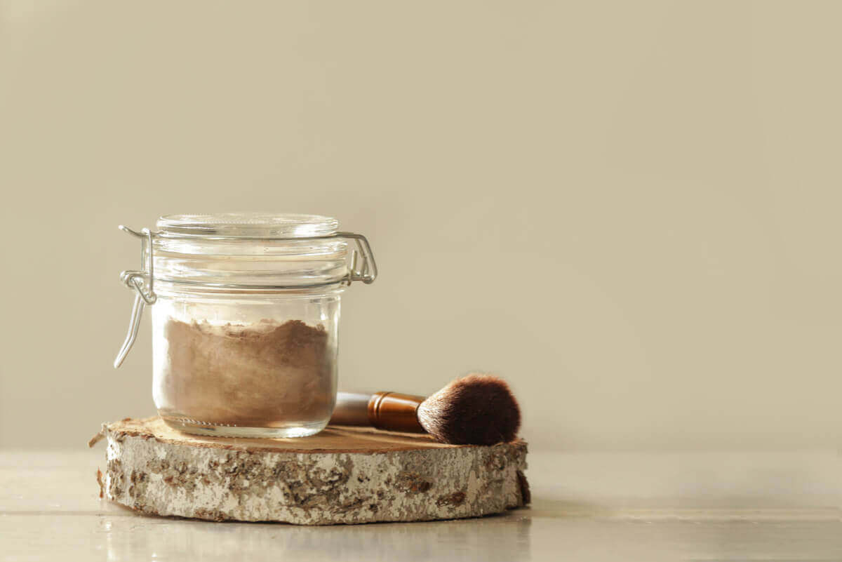 Kuivashampoo voidaan tehdä itse kotona.