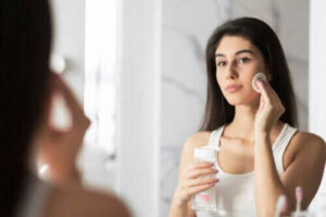 Mitä micellar-vesi on ja mihin sitä käytetään?