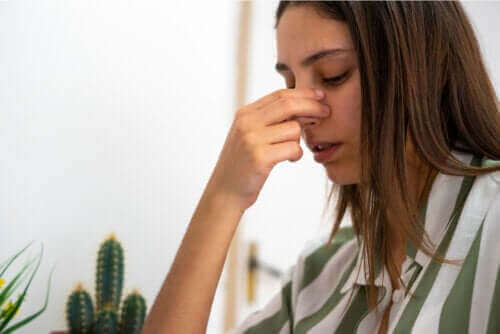 Nenän väliseinän puhkeaminen: syyt, oireet ja hoito