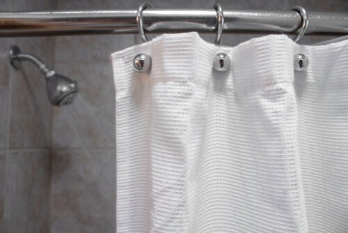 5 vinkkiä suihkuverhojen puhdistamiseen