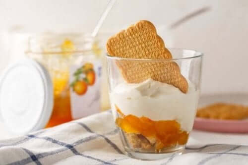 Sokeriton juustokakku valmistuu näppärästi lasiinkin