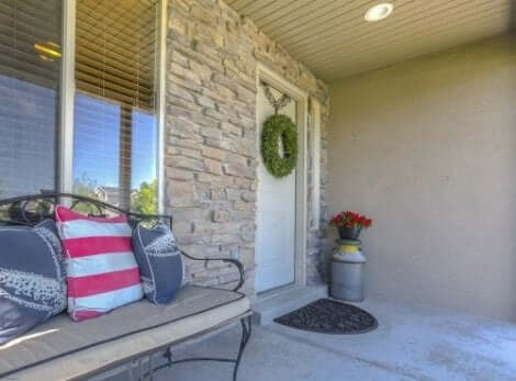 Eteisessä on hyvä olla penkki