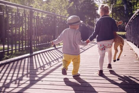 Lapsi oppii kävelemään nopeammin, jos häntä kannustaa siihen erilaisten leikkien kautta