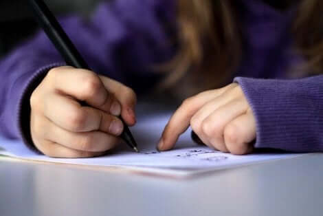 Kirjeen kirjoittaminen voi auttaa lasta käsittelemään läheisen kuolemaa