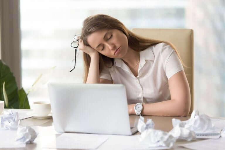 Jos kärsii kilpirauhasongelmista, ihminen voi olla väsynyt usein.