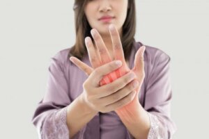 Nivelreuman aiheuttaman kivun hoito lääkekasveilla