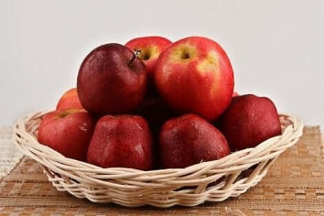 Omenoista saa valmistettua runsaskuituisia luontaishoitoja verensokerin säätelyyn