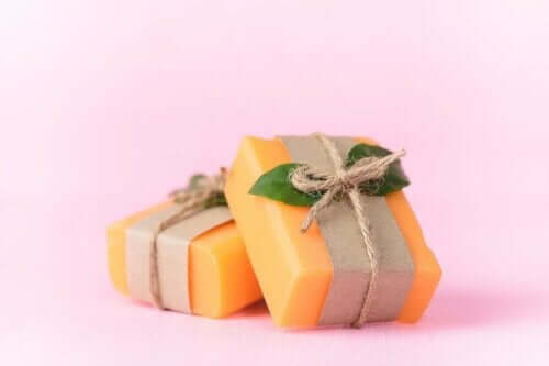 Papaijasaippuan käyttötarkoitukset ihonhoidossa ovat monet