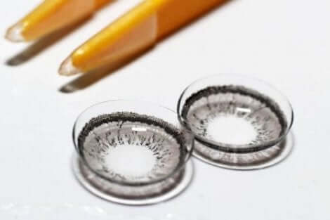 Hoito sarveiskalvonsiirron jälkeen edellyttää osalla potilaista piilolinssien käyttöä