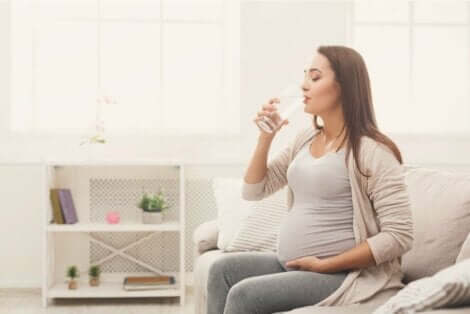 Raskaudenaikaisen kystiitin yksi hoidoista on juoda paljon vettä.