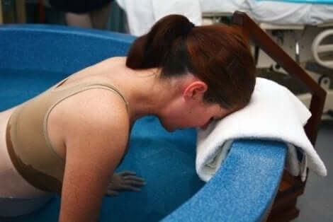 Vesisynnytys on tehokas keino lievittää äidin kipua