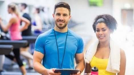 Erot valmentajan ja urheilupsykologin