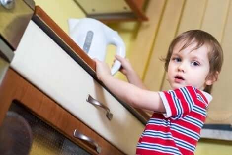 On tärkeää tietää, kuinka hoitaa palovammoja lapsilla, sillä lapset ovat yksi palovammoille alttein ryhmä