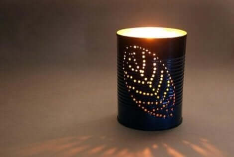 Tölkeistä voi valmistaa koristeellisia ulkolyhtyjä