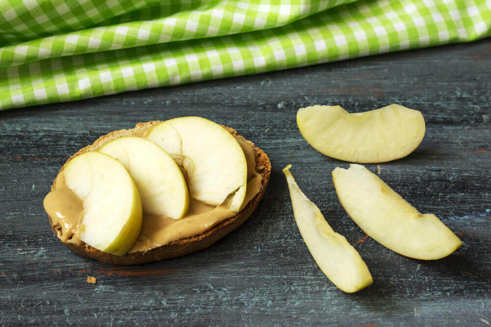Klassikoksi muodostunut painonpudotusta helpottava ruokayhdistelmä on omena ja maapähkinävoi. 