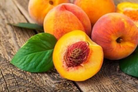 Persikoista voi valmistaa maukkaita kylmiä hedelmähaudukkeita