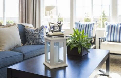 Itsetehdyt puulyhdyt ovat kauniita pihakoristeita