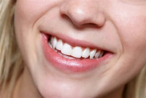 Hampaat voi valkaista luonnollisin menetelmin