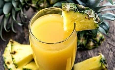 Ananas on terveellinen hedelmä, josta valmistuu maukkaita kesäjuomia