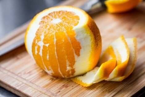 Hieman kirpeitä hedelmäsalaatteja saa lisäämällä joukkoon appelsiinia