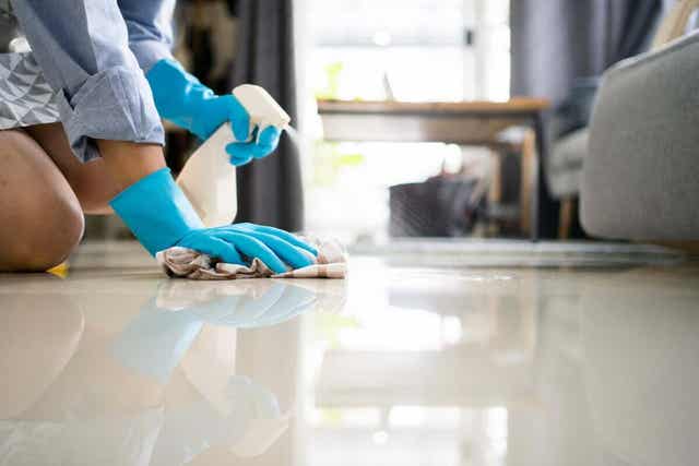 20/10 -menetelmää hyödyntäen lattiat pestään viimeiseksi.