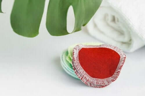 Uudelleenkäytettävät meikinpoistolaput.