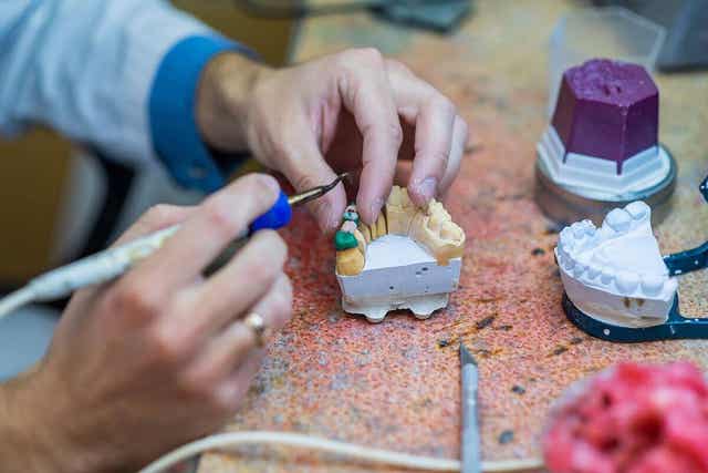 Hammassilta muokataan yksiköllisesti.