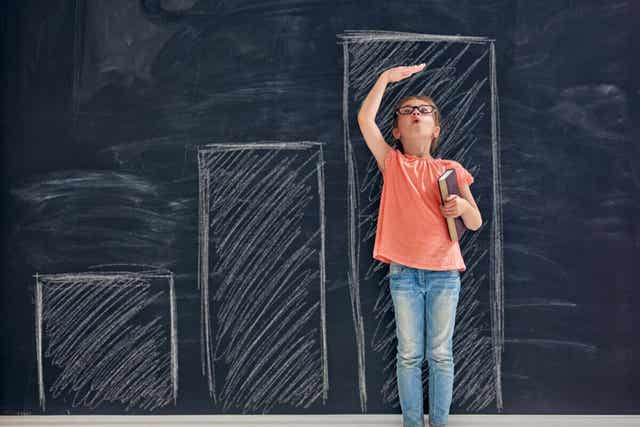 Tytöt kehittyvät keskimäärin aikaisemmin kuin pojat.