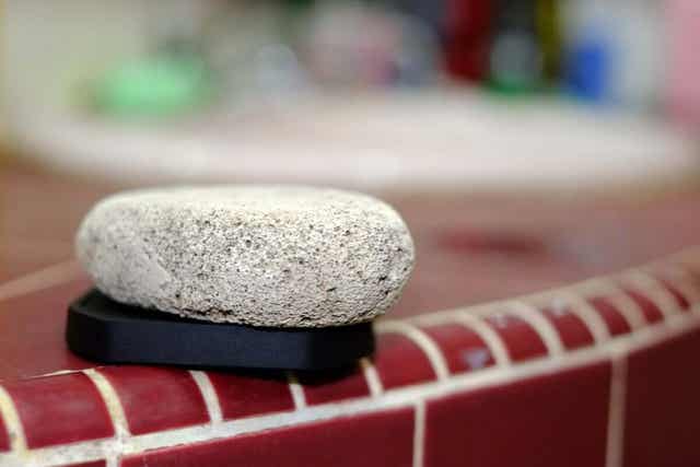 Hohkakivi auttaa puhdistamaan mm. WC-pytyn.