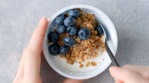 Onko terveellistä syödä jogurttia ja hedelmiä päivälliseksi?
