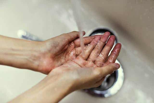 Julkiset käsienkuivaimet saattavat liata kädet uudestaan niiden pesun jälkeen