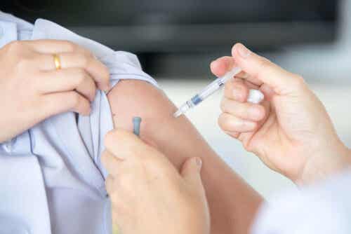 Esimerkiksi tietyt rokotteet ja antibiootit annetaan intramuskulaarisesti.