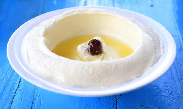 Labneh-jogurttijuuston valmistukseen tarvitset vain jogurttia ja suolaa.