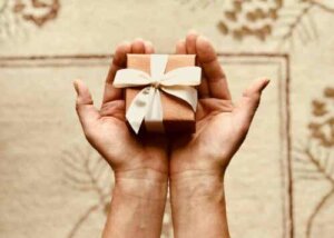 Lahjojen psykologiaa: miksi on tärkeää antaa erityisiä lahjoja?