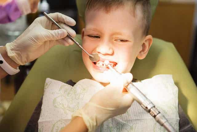 Oikomishoito auttaa ehkäisemään hampaiden virheasentojen syntymistä.