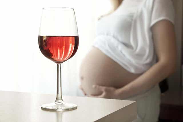Esimerkiksi alkoholin nauttiminen raskauden aikana saattaa nostaa riskiä piilokiveksisyyden ilmenemiselle.