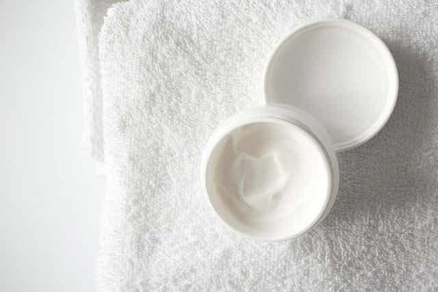 Iholäiskiä korjaavat voiteet tulee yhdistää aurinkorasvan käyttöön