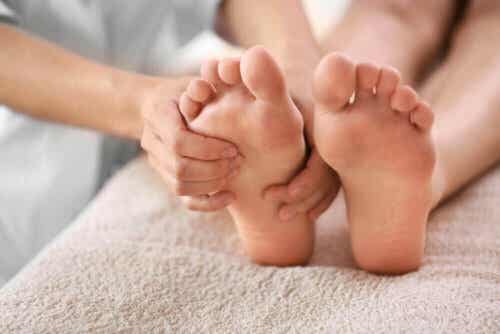 Jalkaterapia auttaa jalkojen terveydessä.