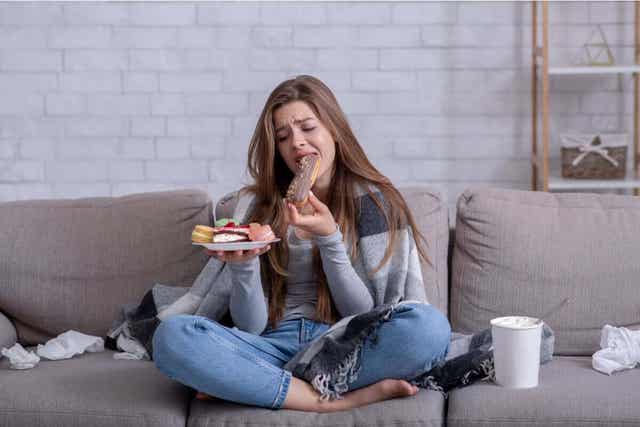 Tunnesyömisen voittamiseksi lopeta sohvalla syöminen.