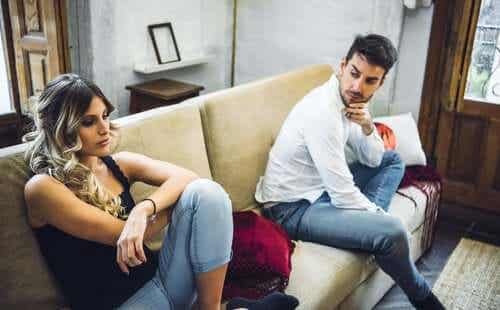 Joskus kumppani vaikuttaa etäiseltä siitä syystä, että hän on saattanut menettää jotain merkittävää.