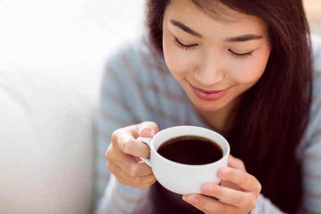 Kuinka kofeiini vaikuttaa aivoihin? Se saa meidät piristymään.
