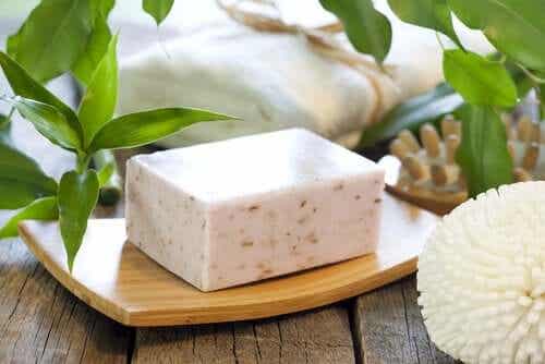 Neutraalia saippuaa voi käyttää myös epätavallisiin käyttötarkoituksiin, kuten saranoiden voitelemiseen.