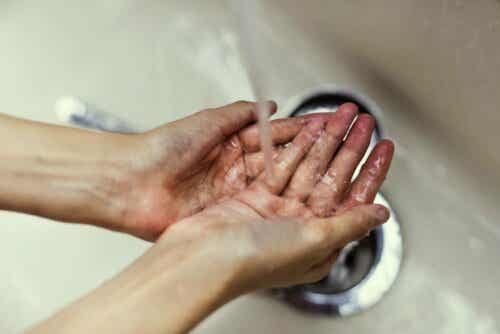 Bakteeriresistenssi voidaan pitkälti ehkäistä perusteellisella käsienpesulla.