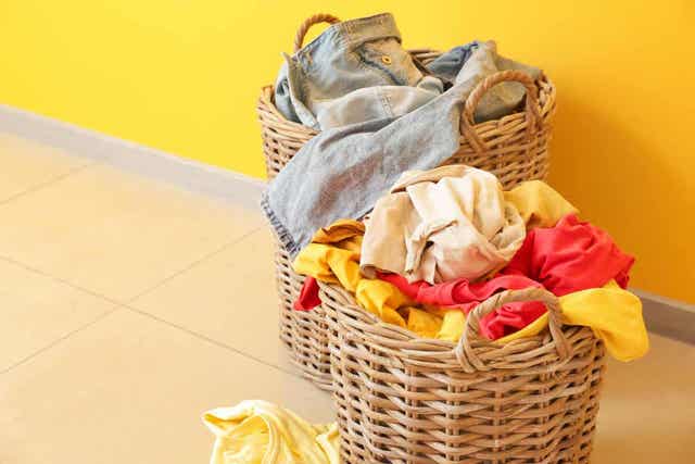 Mustapippuria kannattaa laittaa pesukoneeseen, koska se auttaa säilyttämään vaatteen värit