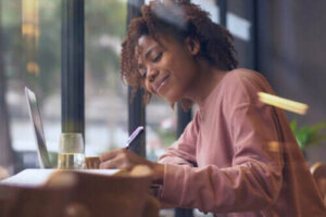 Käsin kirjoittaminen tai tekstaaminen on loistava harjoitus