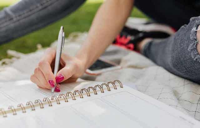 Päiväkirjan pitäminen on yksi keino parantaa sisäistä dialogia